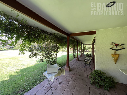 Casa En Venta De 6 Dorm. En Colina