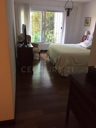Alquiler Apartamento En Carrasco Tipo Casa, Con Piscina De Uso Exclusivo