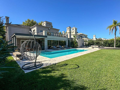 Excelente Casa Con Impecables Detalles En La Concepción Lujan