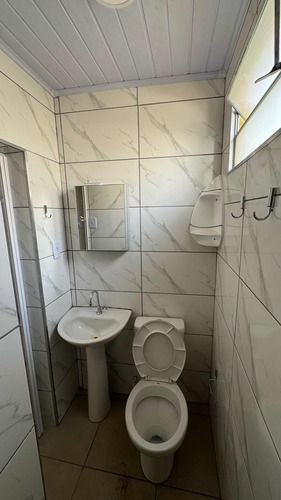 Aluga-se Casa Com 2 Quartos E Amplo Quintal