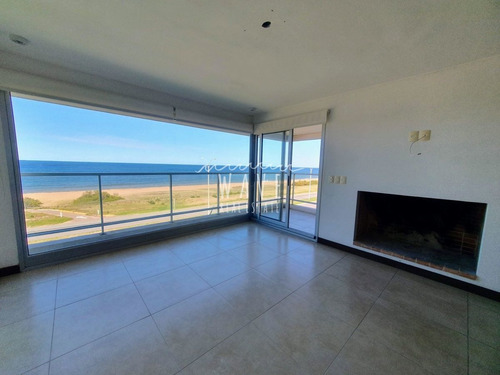 Imagen 5 de 30 de Venta De Apartamento Penthouse Dúplex De 4 Dormitorios Y 6 Baños En Suite, Frente Al Mar En Punta Del Este.