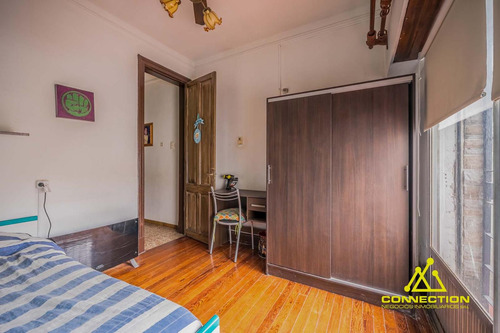 Casa 6 Ambientes En Venta. Banfield Con Pileta