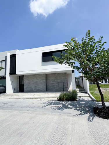 Amplia Casa De Lujo En Venta En Residencial Bajío Hábitat