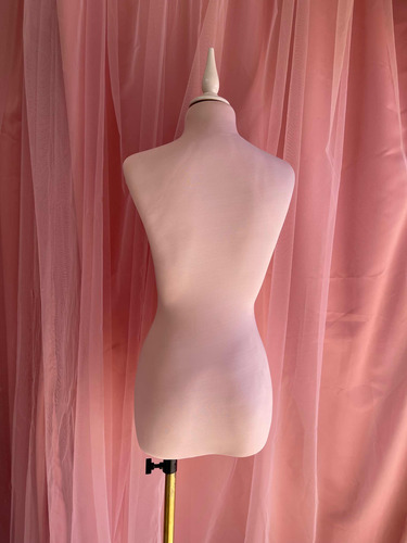 Maniquí De Dama De Alta Costura Rosa Con Blanco Dorado