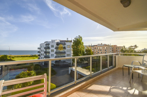 Excelente Apartamento De Tres Dormitorios Frente Al Mar - Punta Del Este- Ref: 3912