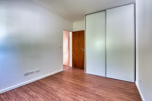 Casa En Venta En Barrio Fisherton 2 Dormitorios Jardin Parrillero Luminoso Cochera