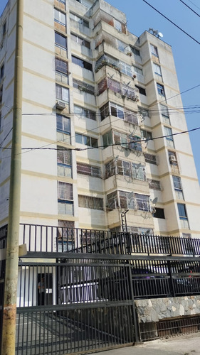 En Venta Local Comercial En La Urb. Prado De María Calle El Carmen, Parroquia Santa Rosalía, Pb Edif. Luisa Argentina A Pocos Metros De La Iglesia La Milagrosa. Ma. Fda. Varela