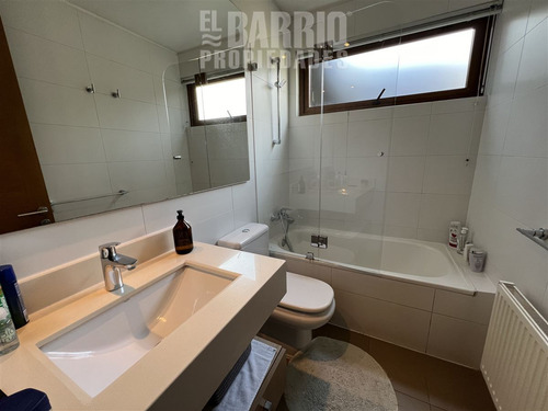 Casa En Venta De 5 Dorm. En Piedra Roja, Chicureo