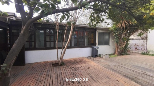 Amplia Casa Antigua Con Patio. Zona Residencial