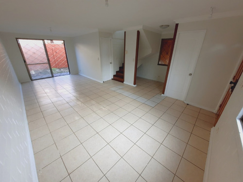 Linda Casa Con Acceso Controlado En Portal Del Bosque, Maipu