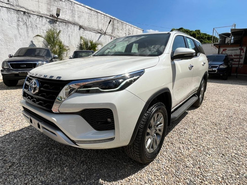 Imagen 1 de 17 de Toyota Fortuner Dubai