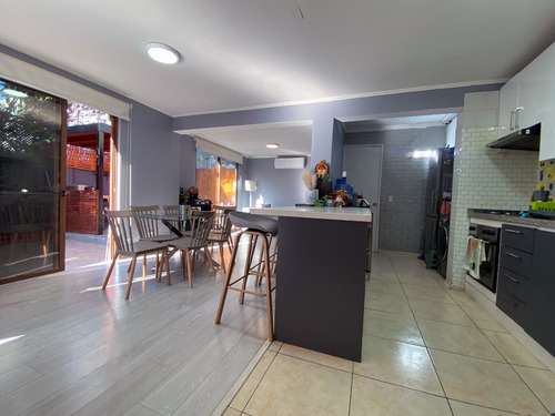 Casa En Ñuñoa De 3 Niveles Con Piscina, Jardín Y Quincho