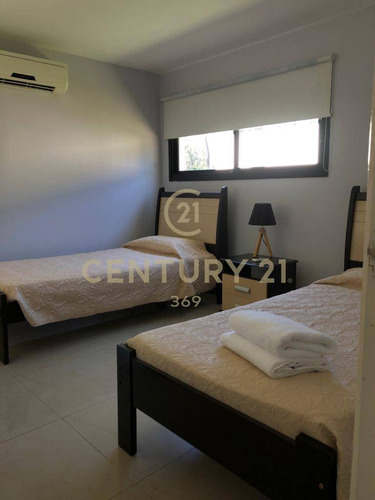 Oportunidad De Inversión En Solanas, Casa Duplex Con Piscina, Terraza.