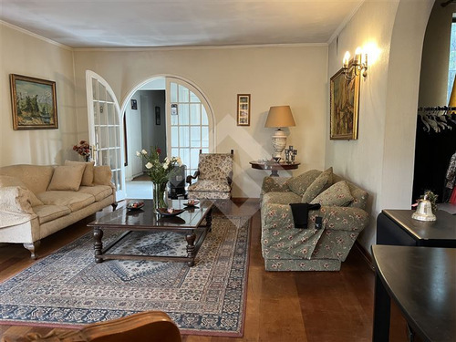 Casa En Venta De 4 Dorm. En Ñuñoa