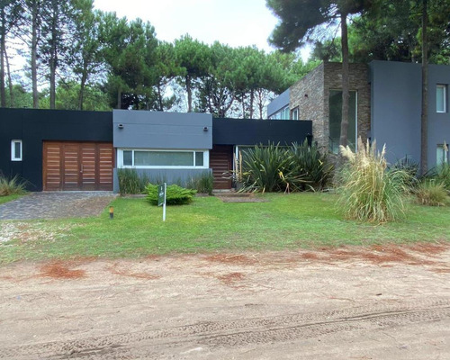 Moderna Casa En Venta En Selene Esq. Etoneo, Zona Norte- Pinamar. 4 Dormitorios- Gas Natural