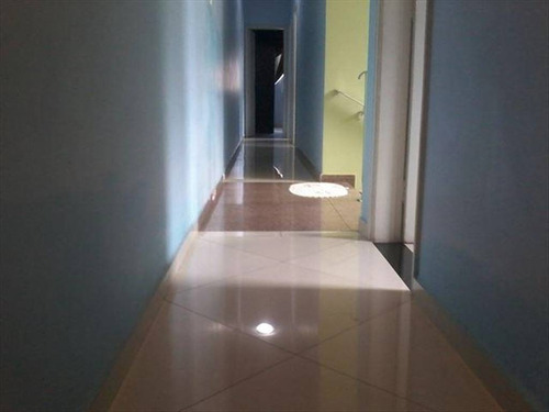 Imagem 16 de 30 de Bem Localizada 4 Dormitorios 1 Suite 3 Banheiros Sala 2 Ambiente 2 Vagas Na Garagem 1 Cozinha Grande Escritorio Deposito Para Alimentos Area De Serviço Com 2 Tanques - Hm1628