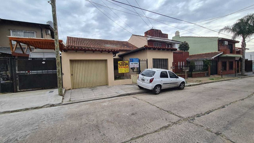 En Venta En El Palomar Zon Barrio Aeronautico Excelente Chalet Con Living Comedor, Cocina Con Comedor Diario, Tres Dormitorios Lote 500 Mtrs F: 8721