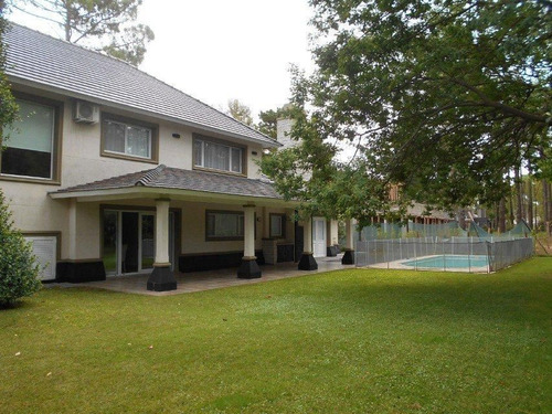 Chalet Moderno, En Dos Plantas, De 4 Dormitorios, Doble Gara