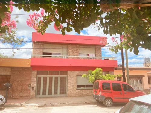 Casa En Venta De 3 Dormitorios C/ Cochera En Cosquín
