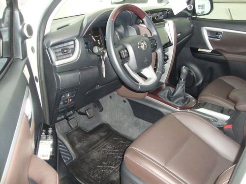 Toyota Hilux Sw4 Srx 2.8 Tdi 6mt 7a 4x4 C/cuero