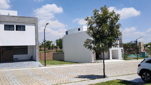 Excelente Predio Residencial, En Parque Sofia, Lomas De Angelópolis Ii, Ubicado A Minutos De La Zona Comercial Sonata Y Cuenta Con Fáciles Accesos, Vive Cerca De La Zona Exclusiva De Puebla.