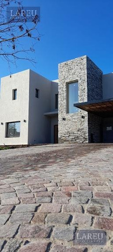 Imagen 17 de 17 de Casa En Venta - Barrio El Canton, Puerto
