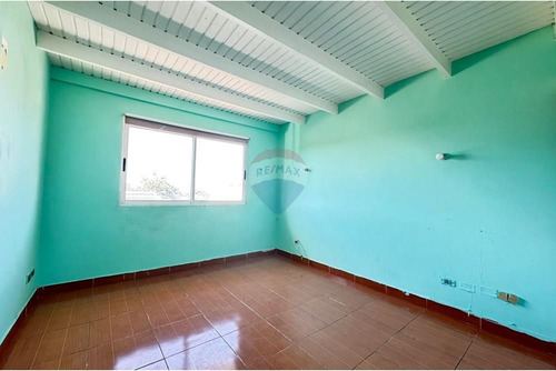 5 Dormitorios 3 Pisos Más Subterráneo Condominio