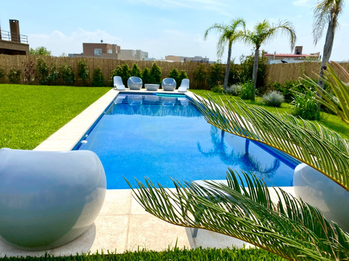 Venta O Permuta Casa En Una Planta 4 Dormitorios Con Jardín Y Piscina Barrio Cerrado Haras Santa Maria