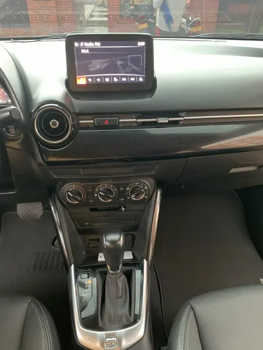 Mazda 2 Touring Automático