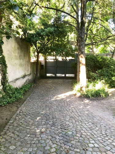 Imagen 2 de 17 de La Rosa Al 1100, Casa En Dos Plantas Sobre Gran Lote