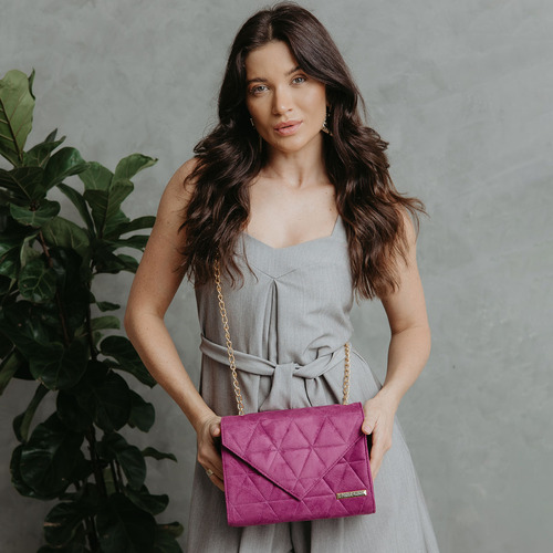 Bolsa feminina baú espaçosa modelo envelope com alça transversal de corrente cor violeta roxo
