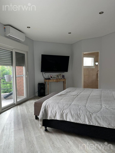 Casa En Los Pilares, 6 Ambientes, C/ Jardin Y Pileta - Venta -