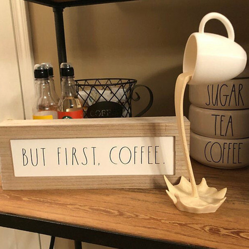 Taza De Café Que Se Derrama Flotante Para Decoración De Mesa