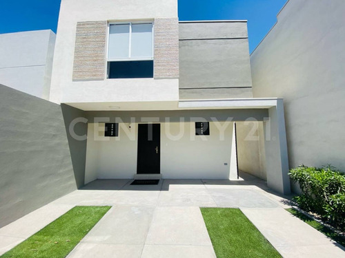 Pre Venta De Casa En Area De Cumbres En Fraccionamiento Privado