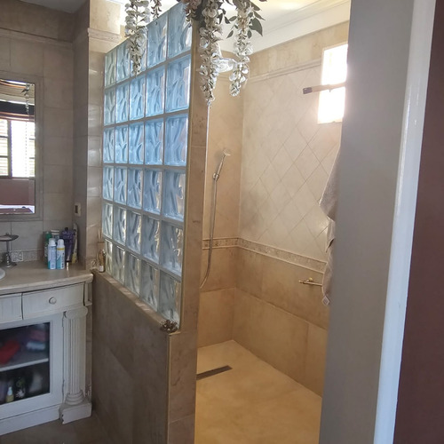 Excelente Chalet De 4 Amplios Ambientes Sobre Lote De 12,99 X 51, Con Garage Cubierto Para 3 Autos, Galeria Con Parrilla, Fondo Y Quincho. Excelente Estado. Nuevo Valor