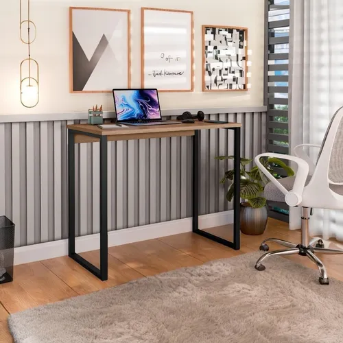Escrivaninha industrial de madeira e aço em ambiente de home office montado com cadeira e decoração