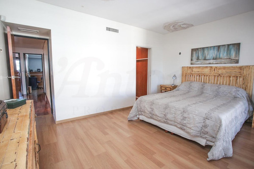 Imagen 17 de 30 de Casa En 3 Niveles De 4 Dormitorios, Jardín, Patio, Pileta, Quincho Y Parrilla - Caballito