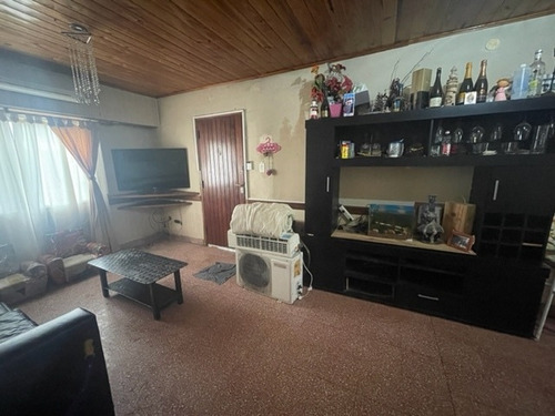 Imagen 7 de 9 de Venta - Casa En Esquina Con Jardín Y Pileta!