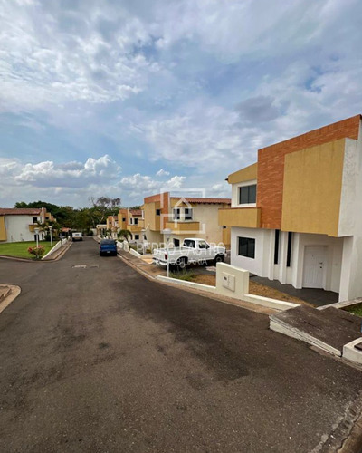 Venta Tonw House En Villa Granada Conjunto Residencial Athenea Place, Puerto Ordaz, Guayana, Bolivar, Venezuela