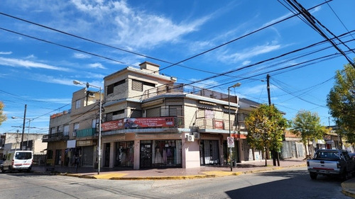 Imagen 2 de 2 de Excelente Local, Zona Muy Comercial !!