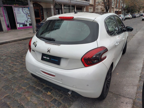 Imagen 5 de 17 de Peugeot 208 Feline 1.6 Mt 5 Ptas. / Nafta / 2016