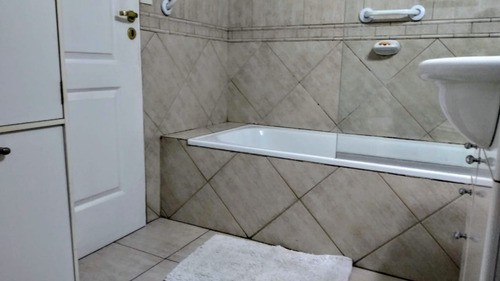 Venta De Excelente Departamento De Dos Dormitorios En Barrio Residencial, Apto Uso Turístico.