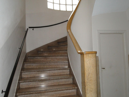 Imagen 2 de 11 de Departamento 2 Ambientes Y Medio 1º Piso Por Escalera