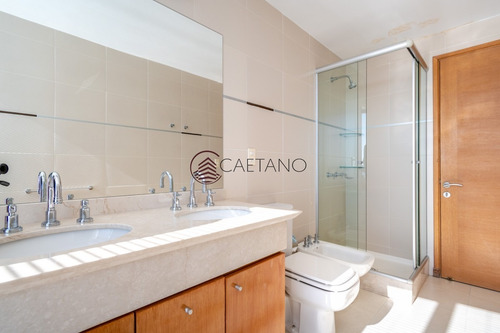 Venta De Apartamento Piso Alto A Pasos De Playa Mansa, Tres Dormitorios Más Servicio- Ref: 2659