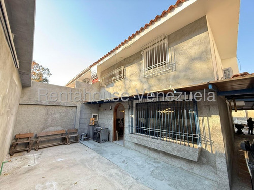 Hermosa Casa Quinta De 2 Niveles En Venta Ubicada En Alto Prados Del Este 25-17674