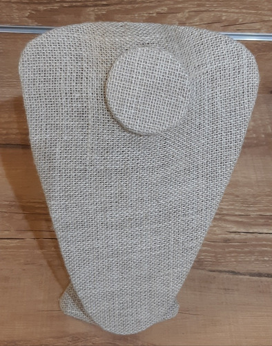 Imagem 1 de 3 de Busto De Juta Grande Para Colares
