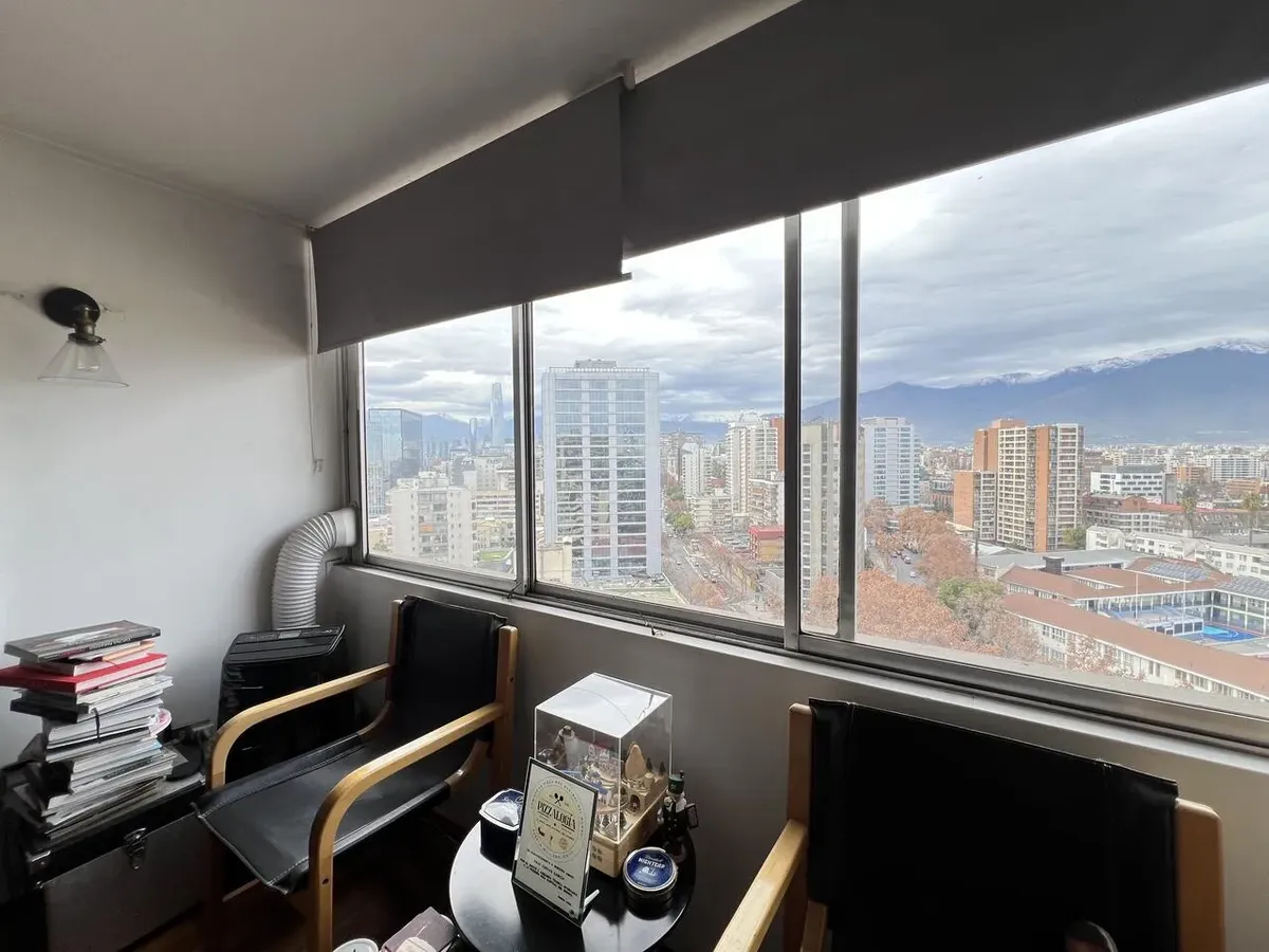 Imagen 3 de 13 de Amplio Departamento Con Vista Despejada En Providencia