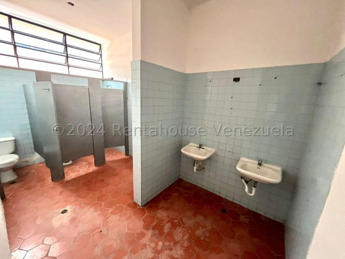 Edificio Industrial En Venta En La Urbina