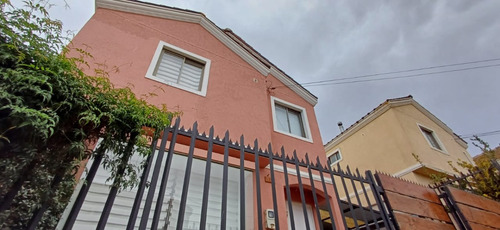 Casa En Barrio Residencial Con Jardín Terraza Techada