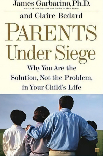  Parents Under Siege: Why You Are The Solution, Not The Problem In Your Child's Life  , De James Garbarino. Editorial Simon & Schuster, Tapa Blanda En Inglés